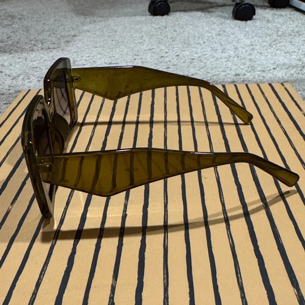 Oversized square frame sunglasses